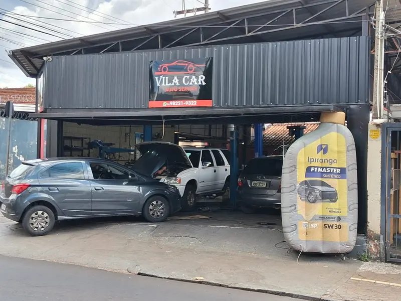 Oficina mecânica Vila Car Auto Service na Vila Virgínia com carros em elevadores
